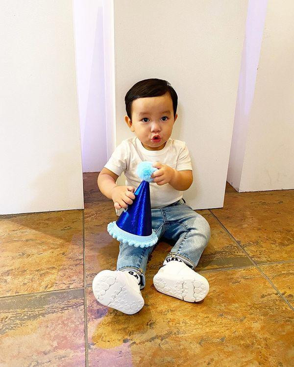 Cách phối đồ đơn giản mà cá tính tạo điều kiện cho Maximus thoải mái chạy nhảy, vui chơi.