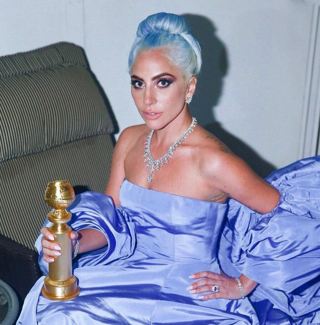 Xuất hiện tại lễ trao giải Golden Globes, Lady Gaga diện váy cúp ngực xanh dương và nhuộm tóc màu đồng điệu.