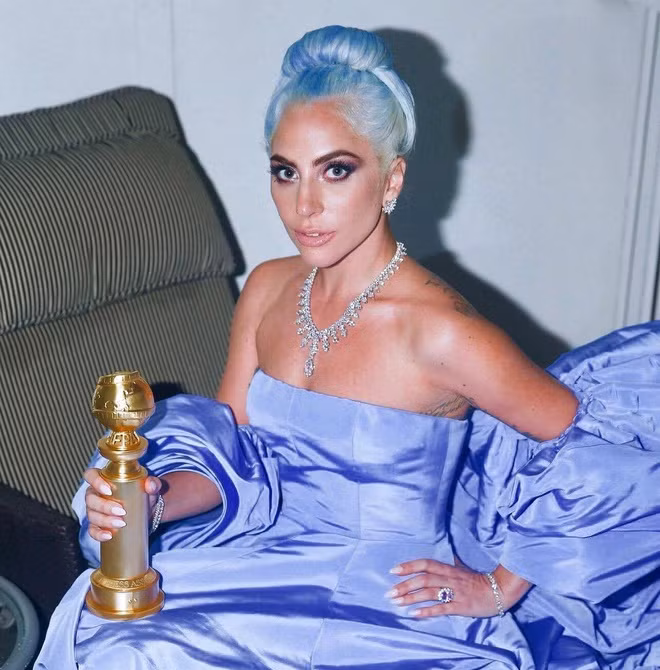 Xuất hiện tại lễ trao giải Golden Globes, Lady Gaga diện váy cúp ngực xanh dương và nhuộm tóc màu đồng điệu.