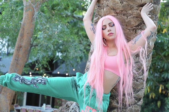 Mái tóc dài phủ màu hồng pastel giúp Lady Gaga trông nữ tính, ngọt ngào hơn nhiều.