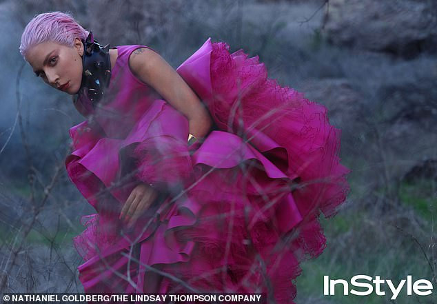 Nữ ca sĩ người Mỹ cũng từng "thử nghiệm" tone màu hồng tím bắt mắt.