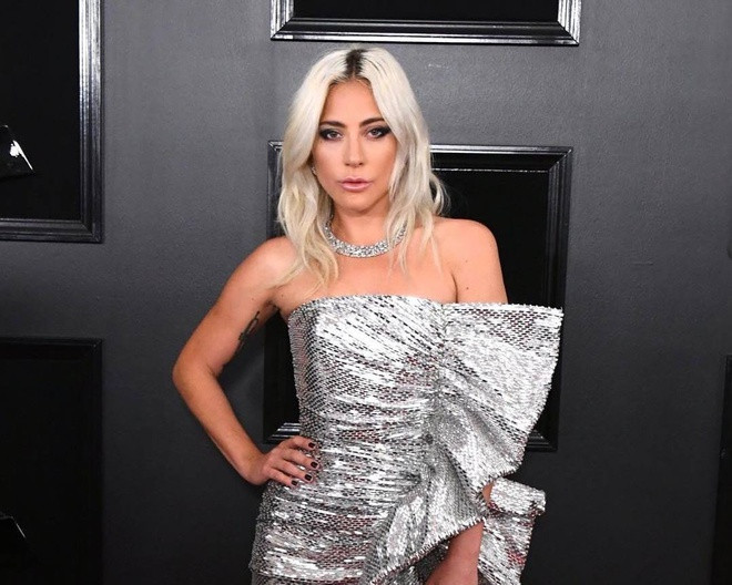 Trước đó, Lady Gaga từng nhuộm tóc bạch kim trong thời gian dài. Với màu tóc này, nữ ca sĩ trông trẻ trung, nổi bật.