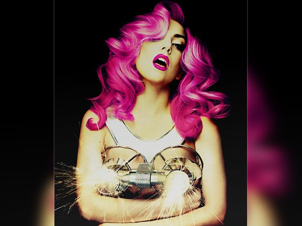 Chỉ những cô gái cực cá tính, thích thể hiện mới tự tin nhuộm màu hồng đậm như thế này cho màu tóc của mình.