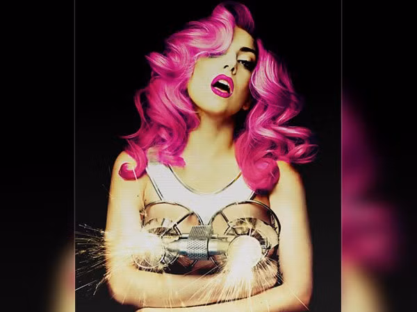 Chỉ những cô gái cực cá tính, thích thể hiện mới tự tin nhuộm màu hồng đậm như thế này cho màu tóc của mình.