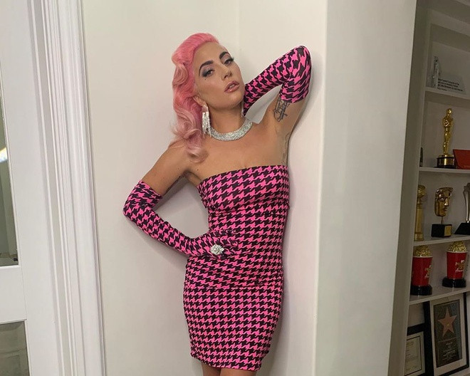 Lady Gaga liên tục đăng tải bức hình khoe các màu tóc nhuộm nổi bật và mới lạ. Cô nhuộm tóc màu hồng tạo nên vẻ ngoài mới lạ.