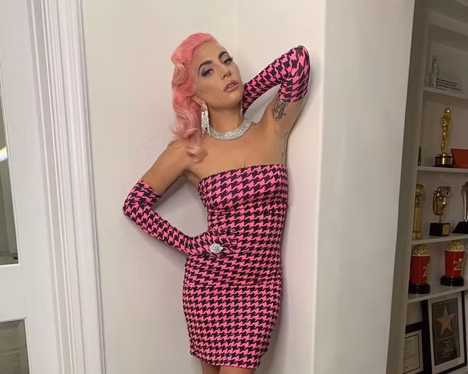 Lady Gaga liên tục đăng tải bức hình khoe các màu tóc nhuộm nổi bật và mới lạ. Cô nhuộm tóc màu hồng tạo nên vẻ ngoài mới lạ.