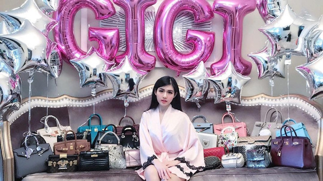 Trong hội con nhà giàu Việt Nam - Rich Kids of Vietnam, cái tên Nguyễn Đặng Tiểu Giang là cái tên vô cùng nổi bật khi không chỉ xinh đẹp, rich kid này còn khiến nhiều người phải tròm mắt khi liên tục xuất hiện bên những siêu xe đắt đỏ và sở hữu núi đồ hiệu đắt tiền. Sự giàu có và chịu chơi của cô thậm chí còn được trang tin Mỹ - Business Insider đưa tin vào năm 2017.