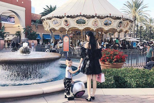 Giờ đây, mỹ nhân 9x đang có cuộc sống hạnh phúc cùng chồng và cậu con trai đầu lòng 5 tuổi tại Los Angeles (Mỹ). Ảnh: Internet. Mời độc giả theo dõi Video "Minh Hằng chia sẻ về phong cách thời trang". Nguồn: VTC.