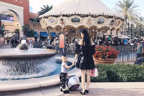 Giờ đây, mỹ nhân 9x đang có cuộc sống hạnh phúc cùng chồng và cậu con trai đầu lòng 5 tuổi tại Los Angeles (Mỹ). Ảnh: Internet. Mời độc giả theo dõi Video "Minh Hằng chia sẻ về phong cách thời trang". Nguồn: VTC.