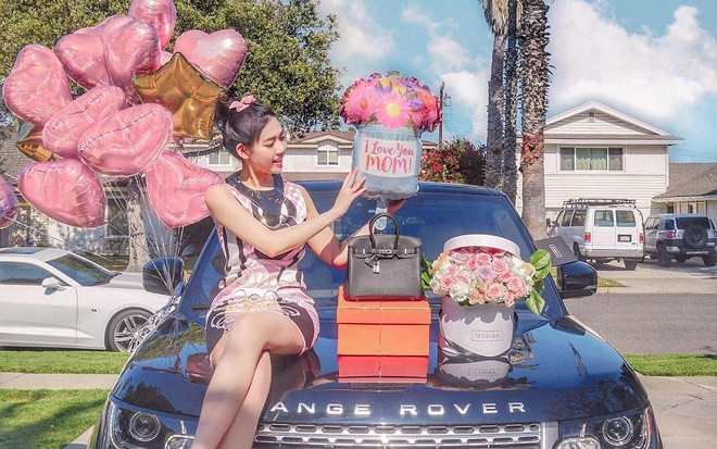 Ăn mặc sang chảnh và chụp ảnh bên siêu xe là hình ảnh người ta thường thấy trên trang mạng cá nhân của Tiểu Giang.