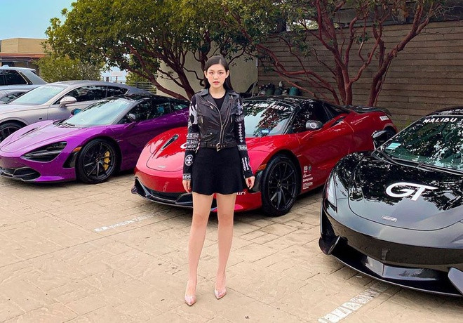 Phong cách thời trang của Tiểu Giang nghiêng về sự thanh lịch, quý phái. Hầu hết trang phục và phụ kiện của nàng tiểu thư sinh năm 1993 này đều đến từ các thương hiệu nổi tiếng.