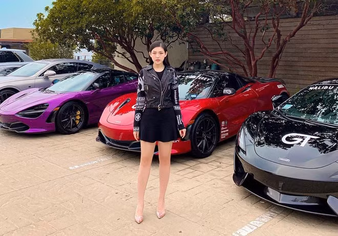 Phong cách thời trang của Tiểu Giang nghiêng về sự thanh lịch, quý phái. Hầu hết trang phục và phụ kiện của nàng tiểu thư sinh năm 1993 này đều đến từ các thương hiệu nổi tiếng.