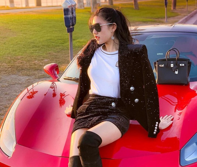 Cô nàng luôn có vẻ ngoài rất ra dáng một tiểu thư đài các, quý phái. Hàng hiệu đương nhiên là yếu tố không thể thiếu trong mỗi outfit của Tiểu Giang.