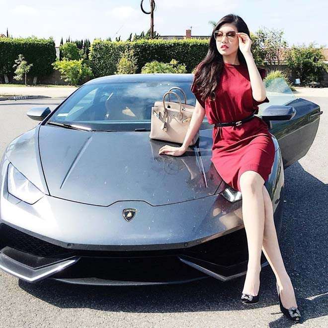 27 tuổi, Nguyễn Đặng Tiểu Giang đã sở hữu bộ sưu tập túi xách, váy vóc, giày dép đắt tiền, dàn siêu xe tiền tỷ gồm 50 chiếc, thỏa thích mua sắm, vui chơi, tận hưởng những chuyến du lịch xa xỉ tại nơi ít người đặt chân đến…