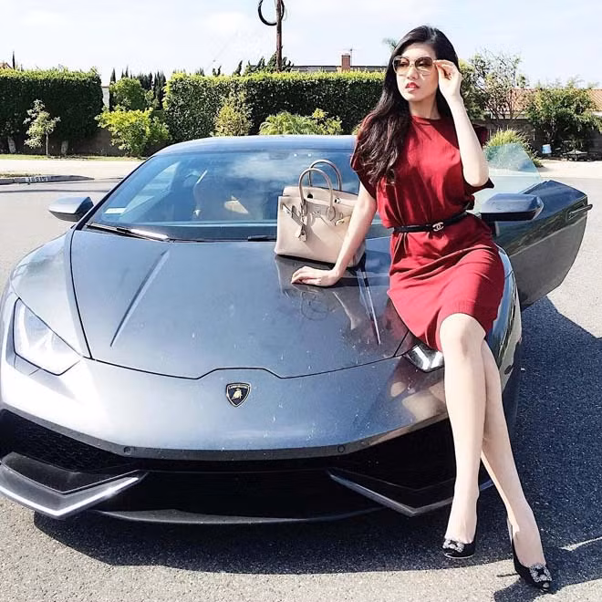 27 tuổi, Nguyễn Đặng Tiểu Giang đã sở hữu bộ sưu tập túi xách, váy vóc, giày dép đắt tiền, dàn siêu xe tiền tỷ gồm 50 chiếc, thỏa thích mua sắm, vui chơi, tận hưởng những chuyến du lịch xa xỉ tại nơi ít người đặt chân đến…