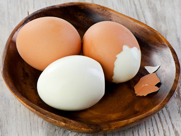 Trứng luộc chín: Đây là một nguồn protein nạc tuyệt vời nhưng chúng không cung cấp đủ carbohydrate cho năng lượng. Hơn nữa, protein ở lại trong dạ dày mất nhiều thời gian để tiêu hóa.