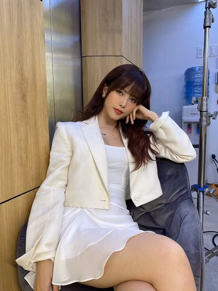 Bạn gái tin đồn của Sơn Tùng MTP gây ấn tượng với khán giả bằng vóc dáng bốc lửa cùng gu ăn mặc nóng bỏng.