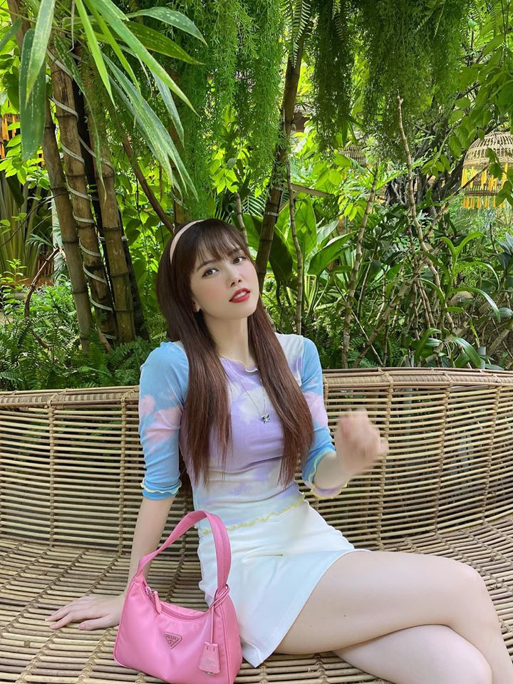 Thiều Bảo Trâm luôn biết cách ăn mặc gợi cảm để khoe trọn hình thể của mình.