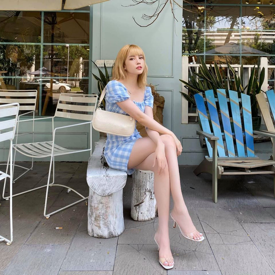 Những kiểu đầm ngắn ôm sát giúp người đẹp khoe đôi chân dài trắng nõn.