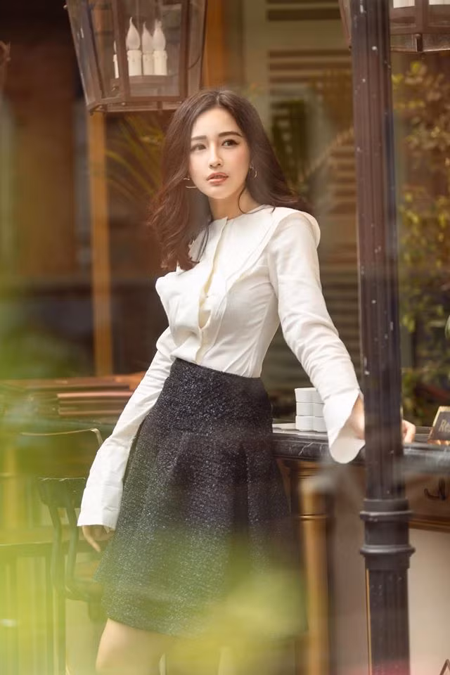 Đôi khi, cô cũng chọn phong cách thời trang nhẹ nhàng và xinh đẹp như quá quý cô công sở.