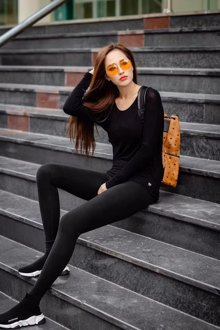 Khác hẳn với đi sự kiện, ngoài đời thường, người đẹp lại chuộng phong cách thời trang nhẹ nhàng, thanh lịch xuống phố, khoe chân dài miên man.