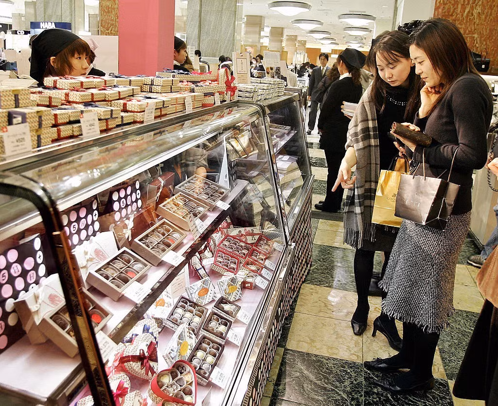 Vốn biết thứ "bùa yêu" này chẳng có cơ sở khoa học gì nhưng đến nay vẫn nhiều cô gái ở Nhật Bản vẫn tin và làm theo. Tuy nhiên, lợi chưa thấy đâu thì hại đã ngay trước mắt. Việc bỏ máu hay móng tay vào chocolate có thể gây nên nhiều bệnh không mong muốn cho người nhận.