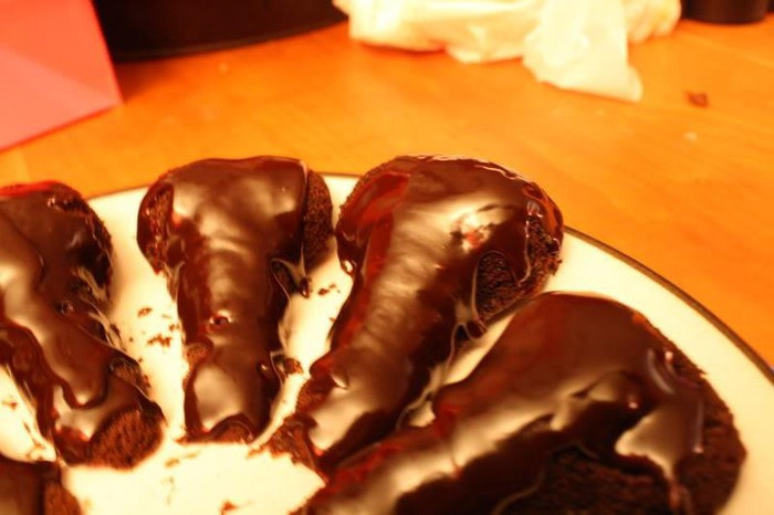 Các nghệ nhân tạo hình các viên socola hình cơ quan sinh dục nam và cả cơ quan sinh dục nữ để làm quà tặng.