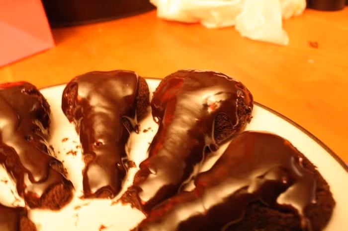 Các nghệ nhân tạo hình các viên socola hình cơ quan sinh dục nam và cả cơ quan sinh dục nữ để làm quà tặng.