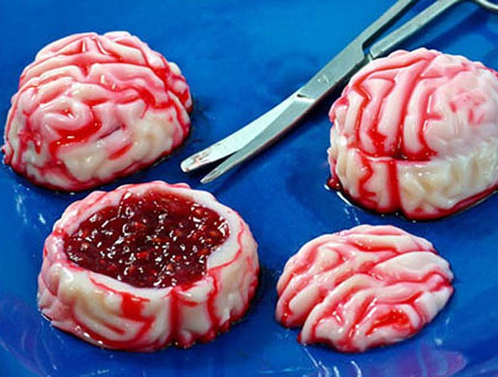 Món socola trắng phủ nước dâu tây hình não người khiến người nhìn “sởn da gà” dù hương vị vô cùng ngọt ngào.