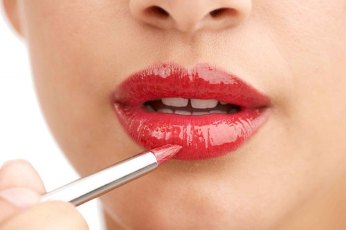 Tới bước phủ son bóng, thay vì tô lên cả đôi môi, bạn chỉ nên chấm nhẹ. Tô nhẹ nhàng ở phần trung tâm của môi dưới sẽ khiến đôi môi hấp dẫn và căng mọng hơn rất nhiều.