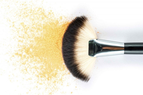 Phấn phủ không màu chính là bước quyết định việc bạn đánh son không bị trôi, cũng như giúp bạn có đôi môi mịn màng, căng mọng tự nhiên và đặc biệt nhất không để lại lớp son khi bạn ăn uống. Bạn hãy đặt 1 lớp giấy lên môi, dùng phấn phủ không màu chấm nhẹ lên trên lớp giấy.