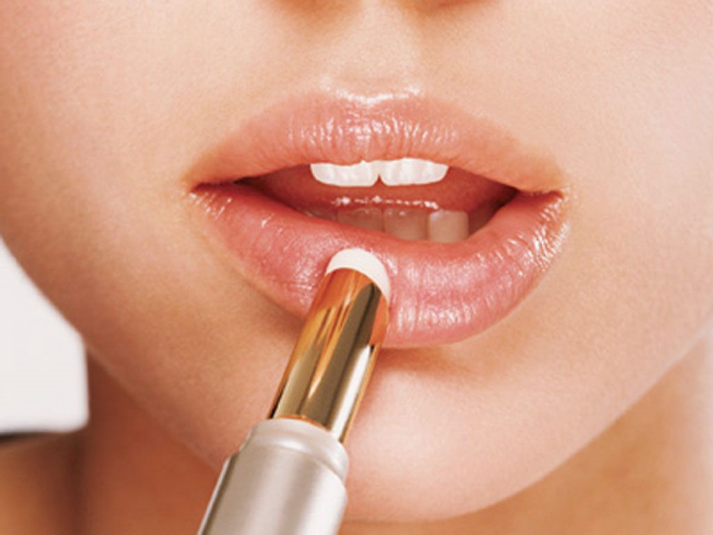 Để tô son đỏ đẹp hoàn hảo như một chuyên gia make up, bạn cần có đôi môi căng mọng. Vì thế, hãy tích cực bôi kem dưỡng ẩm cho đôi môi.