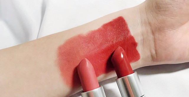Theo chuyên gia trang điểm, bạn nên dùng ngón tay thử màu son bởi nó có màu giống đôi môi của bạn. Hãy tô son đỏ lên ngón tay sau đó giữ bàn tay bên cạnh môi của bạn để kiểm tra màu.