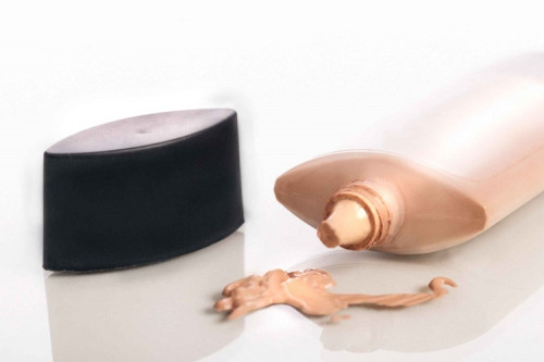 Để làm môi căng mọng, bạn chỉ cần dùng chì kẻ nhấn mạnh vào phần khóe môi, tiếp đến dùng kem che khuyết điểm thoa vào giữa lòng môi, sau đó tán nhẹ ra cả môi, vậy là đã có một bờ môi căng mọng.