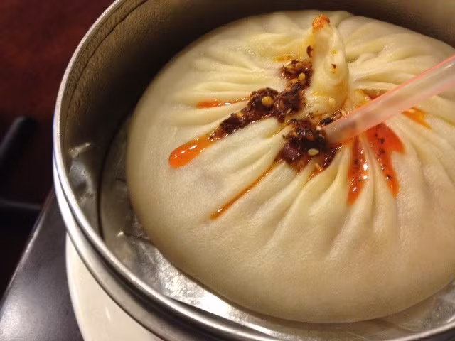 Để làm thành phần này, đầu bếp sẽ đun nóng nước với da lợn, gừng và hành, sau đó để đông thành thạch, trộn chung với các thành phần còn lại và ngồi vào nhân bánh.