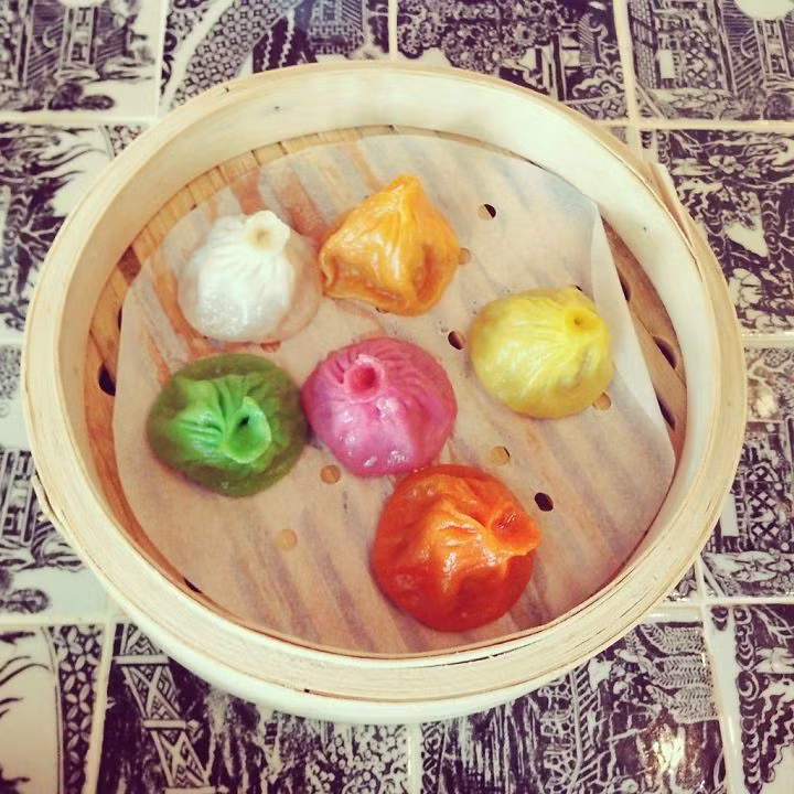 Khi hấp ở nhiệt độ cao, thạch sẽ tan ra, tạo thành một dung dịch nóng sốt, vừa miệng và ngon tuyệt hảo. Chiếc bánh sau khi hấp cũng sẽ "béo" hơn nhiều so với bánh bao thông thường.