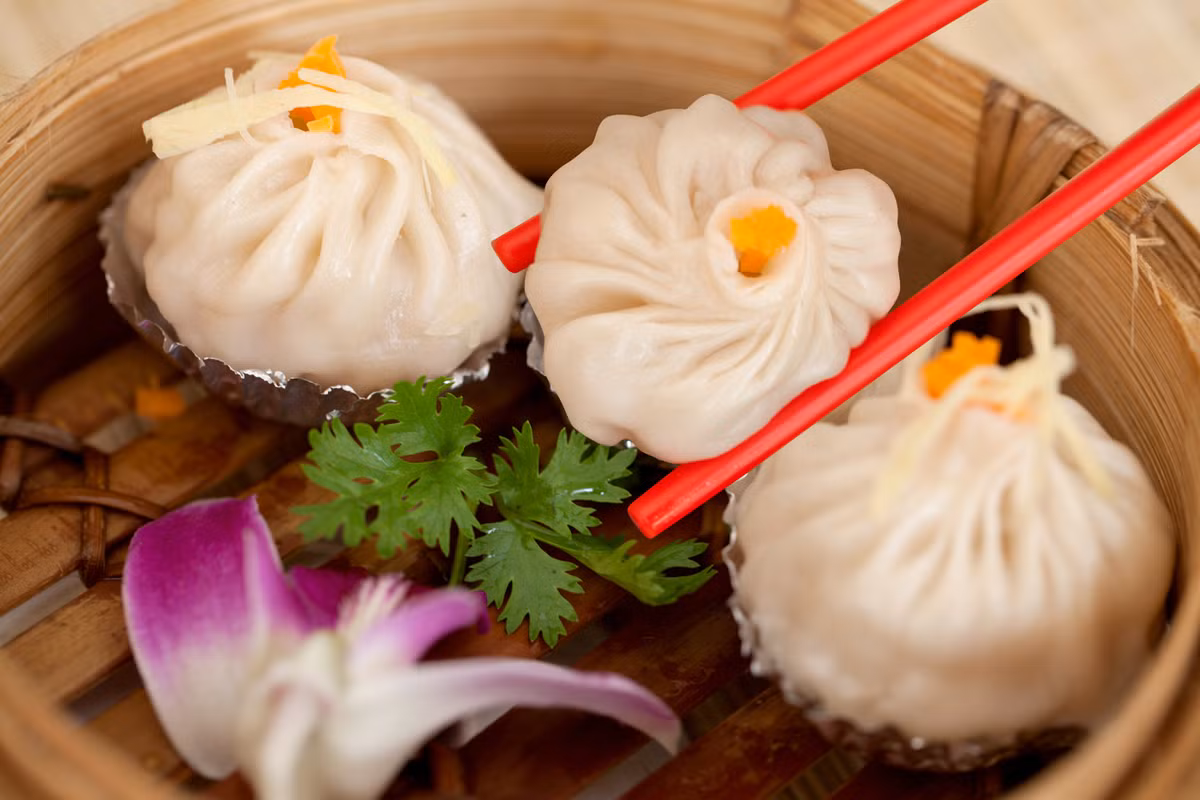 Loại bánh bao nước ăn bằng ống hút rất độc đáo có thể được tìm thấy ở nhiều nhà hàng tại Thượng Hải. Tuy nhiên, ở khu Dự Viên được đánh giá là ngon nhất.