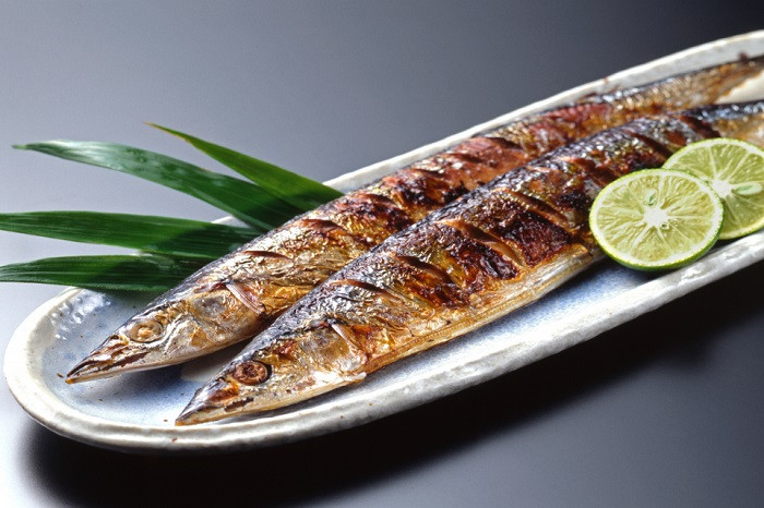 Người ta thường nướng cá Sanma cùng với muối, quýt yuzu và tương để giữ nguyên hương vị tươi ngon cho món. Chúng có độ béo ngọt, thịt mềm hơn cá trích, cá mòi.
