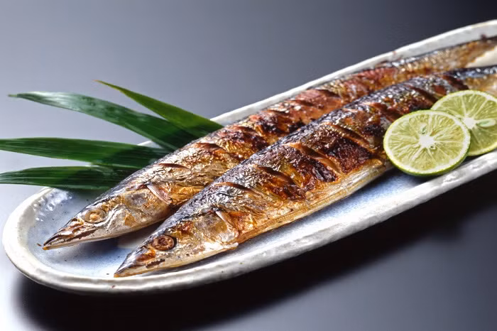 Người ta thường nướng cá Sanma cùng với muối, quýt yuzu và tương để giữ nguyên hương vị tươi ngon cho món. Chúng có độ béo ngọt, thịt mềm hơn cá trích, cá mòi.
