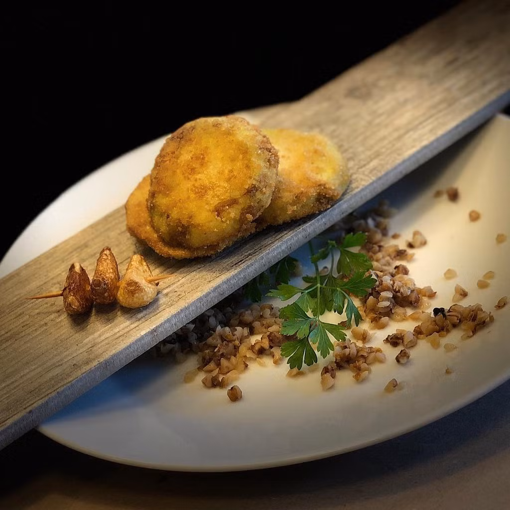 Bánh bí ngô chiên: Không phải là nơi xuất xứ nhưng các món ăn làm từ bí ngô luôn chiếm một phần đặc biệt trong những bữa cơm của người Nhật khi mùa thu tới. Bí ngô chiên là loại bánh được ưa chuộng nhất ở đây. Ảnh: Internet. Mời độc giả theo dõi video "Chế biến món ngon từ nấm đông cô". Nguồn: VTC.