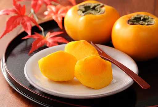 Hồng là loại trái cây đại diện cho ẩm thực mùa thu của Nhật Bản. Bạn có thể thưởng thức những quả tươi mọng nước hay loại hồng khô có thể bảo quản dần. Nhưng được ưa chuộng nhất là khi ăn sống, phần thịt thơm lừng, mềm dẻo sẽ mang đến một hương vị đặc trưng rất riêng khiến bạn cảm nhận mùa thu đan lan tỏa trong từng giác quan.