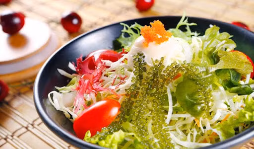 Rong nho sau khi thu hoạch, trước khi cần chế biến nên nhẹ nhàng rũ hết cát rồi thả vào nước ngọt cho bớt vị mặn rồi ngâm vào nước đá cho giòn là có thể thưởng thức.