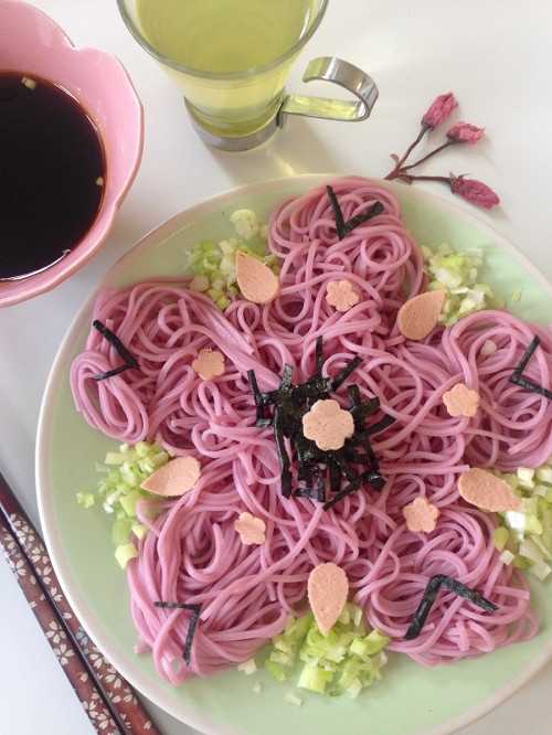 Khi thưởng thức, bạn có thể cảm nhận được hương hoa anh đào thoang thoảng trong sợi mì.