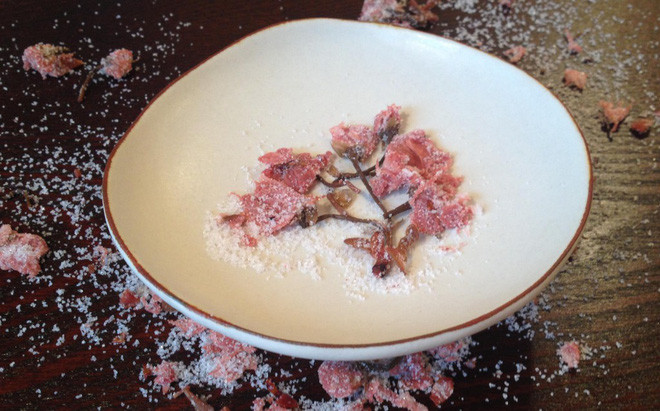 Hoa anh đào muối không chỉ là một nguyên liệu cho các món ăn khác, mà bản thân nó cũng là một món ăn vặt hấp dẫn. Từ nhiều thế kỷ trước, người Nhật ngâm hoa anh đào tươi trong giấm mơ để giữ nguyên màu hồng đặc trưng, sau đó ngâm tiếp với muối rồi đem phơi khô để lưu giữ nguyên vẹn màu sắc và hương vị hoa anh đào trong suốt cả năm.