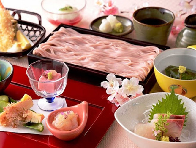 Để làm ra loại mì này, người ta thường trộn thêm bột cây tía tô và bột hoa anh đào để tạo ra màu hồng hoa anh đào (sakura) đặc trưng.