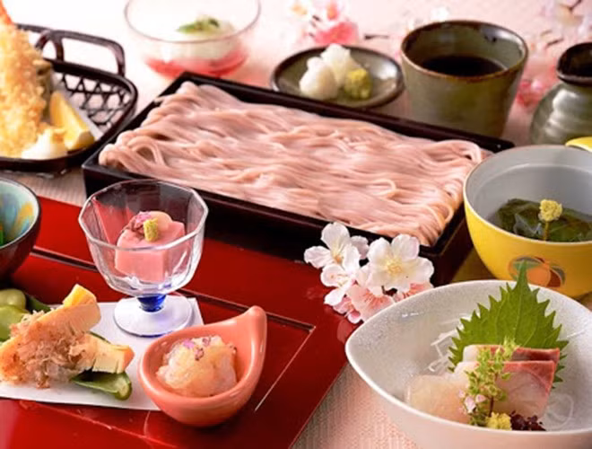 Để làm ra loại mì này, người ta thường trộn thêm bột cây tía tô và bột hoa anh đào để tạo ra màu hồng hoa anh đào (sakura) đặc trưng.