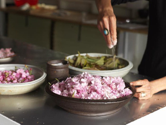 Sáng hôm sau vắt khô phần nước muối và thêm vào một lượng dấm bạch mai vừa phải, tiếp tục ngâm trong 3 ngày. Cuối cùng mở nắp và phơi nắng thêm 3 ngày cho đến khi hoa anh đào chuyển sang màu tươi hơn là được.