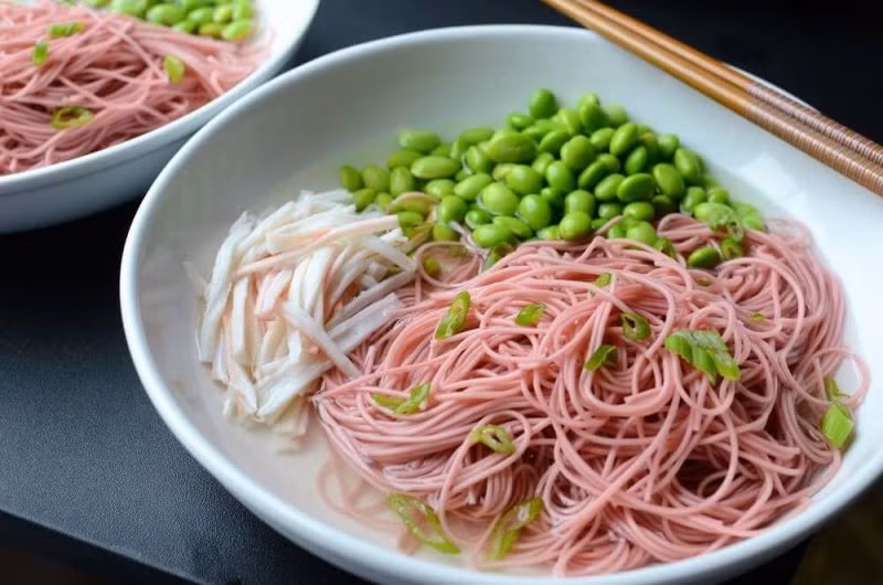  Mì lạnh hoa anh đào là món ăn giải nhiệt nổi tiếng, rất được người Nhật ưa chuộng, đặc biệt là vào mùa hè. Khi kết hợp với hoa anh đào, những sợi mì sẽ có màu và mùi vị của hoa.