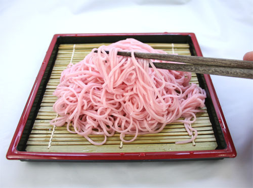 Món mì hoa anh đào không chỉ có hình thức bắt mắt mà còn có hương vị thơm ngon.