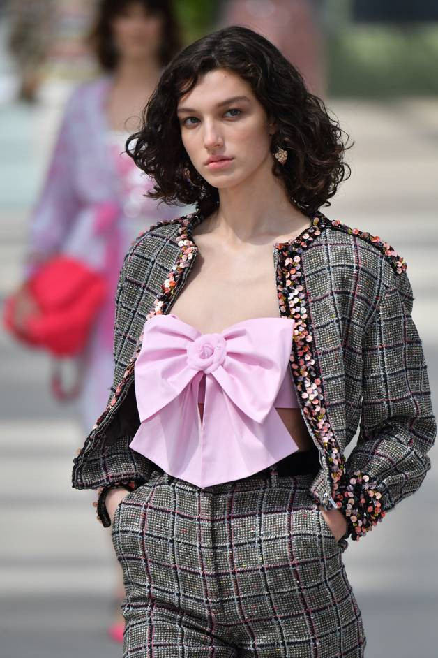 Cơn sốt của croptop nơ lẫn áo khoác classic blue còn thu hút các tín đồ thời trang trên thế giới.